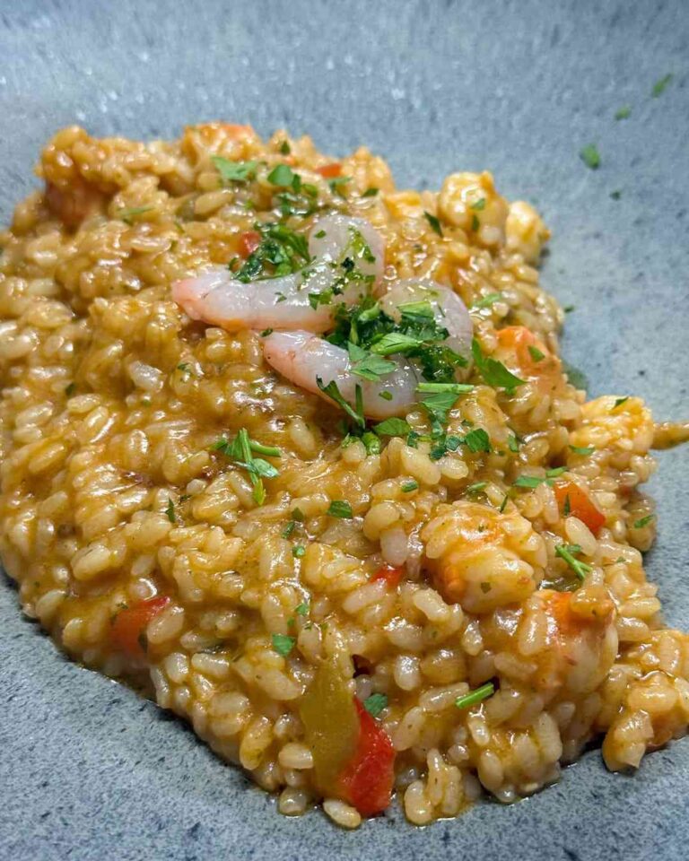 Vista de plato de arroz meloso con gambas