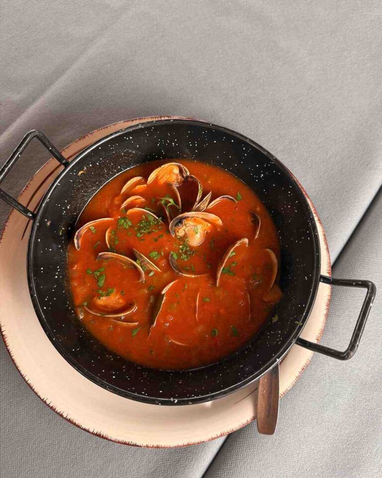 Vista de un guiso marinero preparado por los cocineros de la mulata, en palmones